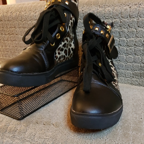 Black with cheetah print high top shoes - Picture 2 of 3